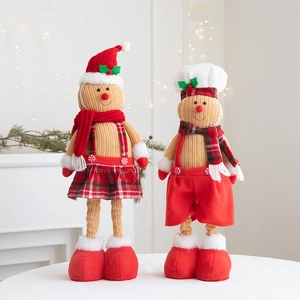 Poupées de Noël en pain d'épices avec bonnet rouge et tablier pour décor de fête