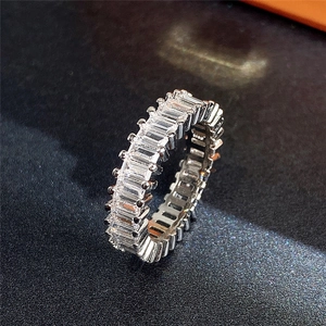 Detailansicht eines silbernen Eternity-Rings mit rechteckigen Zirkonia-Steinen in Schiene