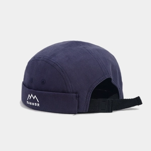 Détail du bonnet docker bleu marine en coton avec broderie et sangle réglable à l'arrière