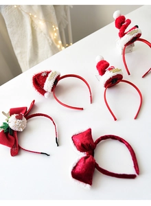 Détail de serre-têtes de Noël festifs avec bois de renne et nœuds en velours rouge