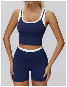 Détail d'un short de yoga bleu marine taille haute et d'un top assorti avec liseré blanc