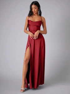Détail d'une robe de soirée en satin bordeaux avec fente latérale et col bénitier
