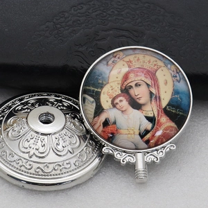 Makroaufnahme eines orthodoxen Metallanhängers mit der Ikone Maria mit Kind