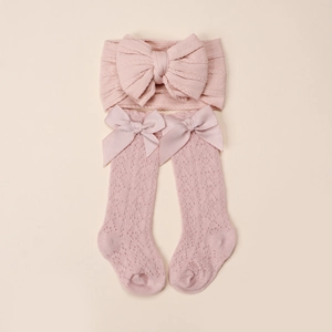 Ensemble bandeau et chaussettes longues pour bébé avec jacquard et nœuds élégants roses