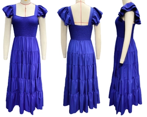 Detailansicht von gesmoktem Oberteil und Volantärmeln am blauen Boho-Stufenkleid