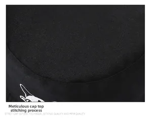 Vue macro détaillée montrant les coutures précises sur le dessus d'un bob en sergé noir
