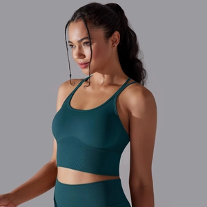 Détail de l'ensemble de yoga côtelé vert foncé avec brassière à dos croisé et legging