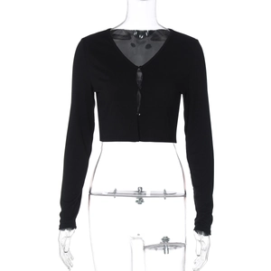 Detailaufnahme der schwarzen Rippstrick-Strickjacke mit drei Knöpfen und V-Ausschnitt