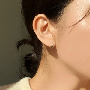 Minimalistische S925 Sterling Silber Wassertropfen Ohrstecker für Damen am Ohr