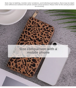 Portafoglio lungo leopardato con zip dorata e finitura in finto sughero