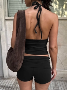 Vue arrière d'un ensemble débardeur dos nu noir et short de yoga assorti sur un modèle