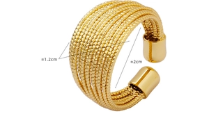 Dettaglio anello dorato multistrato con indicazioni di misura 1,2 cm e 2 cm