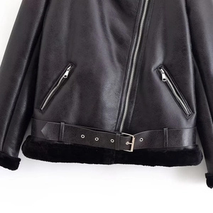 Veste de motard en similicuir noir avec col en fourrure et boucle de ceinture en métal