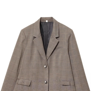 Vue avant d'un blazer marron à carreaux avec revers et boutons à simple boutonnage