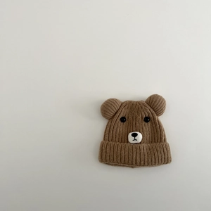 Détail de la texture d'un bonnet d'ours brun en tricot épais pour enfants en fil doux