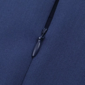 Vue macro de la fermeture éclair invisible bleu foncé et texture de tissu sergé sur la robe