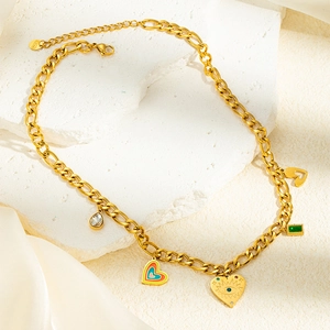 Détail d'un collier en acier inoxydable doré avec pendentifs cœurs en zircon coloré