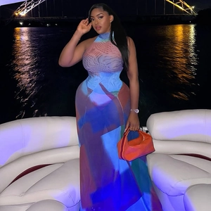 Robe longue sans manches à col montant avec imprimé vagues multicolores et coupe moulante