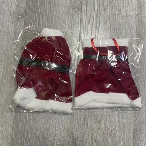 Détail de housses pour bouteilles de vin style Père Noël avec bonnet et veste en velours