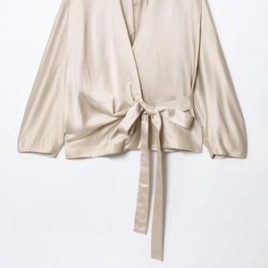 Champagnerfarbene Satin-Wickelbluse mit Langarm und elegantem Bindegürtel