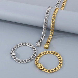 Détail de bracelets et colliers à maille Figaro en acier inoxydable argenté et doré