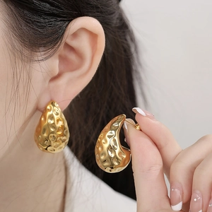 Fashionable 18K gold stainless steel teardrop earrings with textured hammered finish