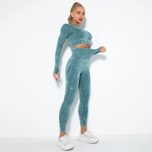 Detail von petrolfarbenem Acid-Wash Yoga-Set mit Langarmtop und Leggings mit hoher Taille