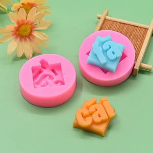 Moule en silicone rose pour breloques alphabet Fa Cai DIY sur fond vert pastel