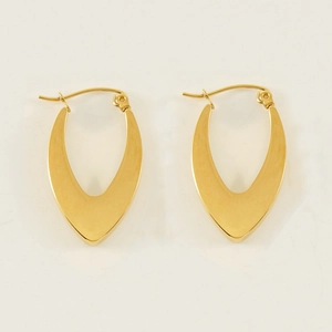 Détail des boucles d'oreilles géométriques en U en acier inoxydable plaqué or 18 carats