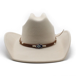 Detailansicht vom cremefarbenen Cowboyhut mit Lederband und Hamsa-Hand-Anhänger