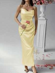 Détail de la robe longue en satin jaune avec col bénitier et texture de tissu soyeux