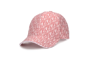 Détail d'une casquette rose en coton avec motifs monogrammes blancs et design tour Eiffel