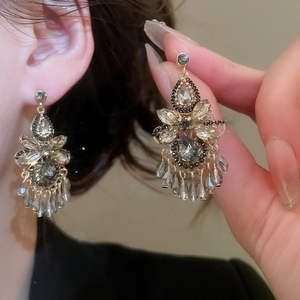 Detailaufnahme von Vintage-Ohrringen mit grauen Kristall-Wassertropfen-Quasten