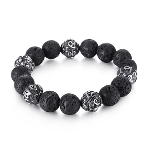 Lavastein-Armband mit Edelstahl-Mantra-Perlen auf weißem Hintergrund präsentiert