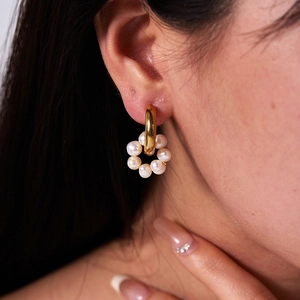 Boucles d'oreilles élégantes en acier plaqué or 18 carats avec perles d'eau douce