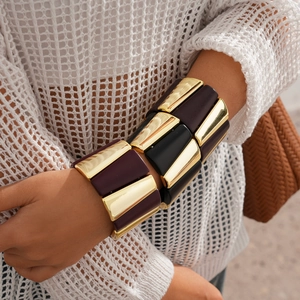 Exaggerated geometric acrylic stretch bracelet with gold and purple contrast modules