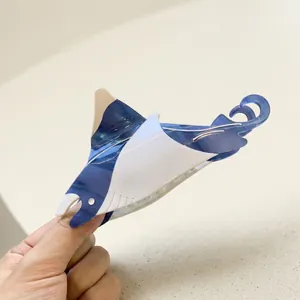 Pince à cheveux raie manta en acétate bleu et blanc avec design créatif d'océan