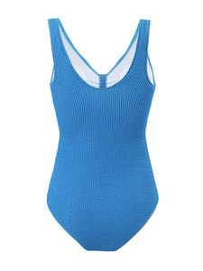 Détail d'un maillot de bain bleu roi avec tissu texturé gaufré et décolleté en V