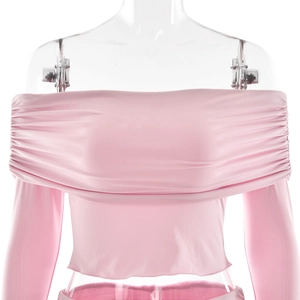 Détail du haut rose à épaules dénudées en satin avec plis élégants et ourlet ondulé