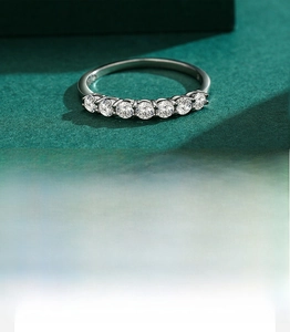 Dettaglio anello in argento S925 con zirconi 5A taglio rotondo incastonati a mano