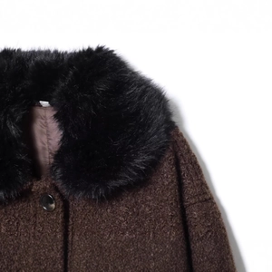 Manteau vintage en sergé marron foncé avec un col luxuriant en fausse fourrure noire