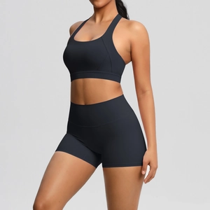 Nahaufnahme des schwarzen Yoga-Sets mit Racerback-Sport-BH und Shorts mit hohem Bund
