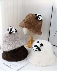 Dettaglio di cappelli alla pescatora in peluche panda in vari colori con decori 3D
