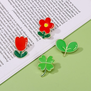 Ensemble de broches émaillées avec fleurs rouges et trèfle vert sur alliage doré