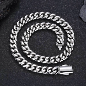 Collier gourmette argenté en acier inoxydable avec fermoir à boîte sur fond de pierre