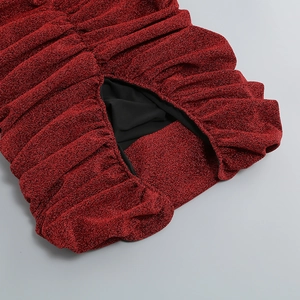 Macro du tissu bordeaux pailleté avec détails de fronces et doublure noire