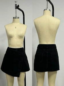 Détail du short en jean taille haute avec ourlet irrégulier et poches arrière