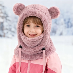 Cagoule peluche rose pour enfant avec oreilles et cordon réglable sur fond de neige