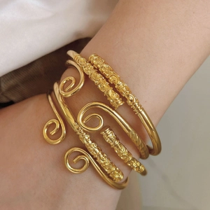 Exquisite vergoldete Armreifen mit Spiralmustern und Vintage-Prägung für Damen und Herren