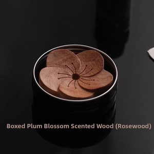 Vue macro d'un diffuseur en bois de rose en forme de fleur dans sa boîte en métal